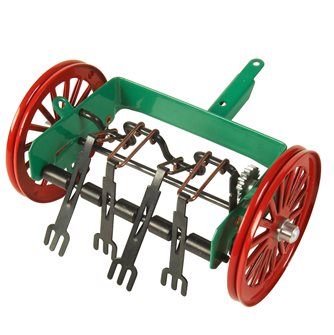 Faneuse pour tracteur miniature en fer blanc 1:25 fabriquée en Europe